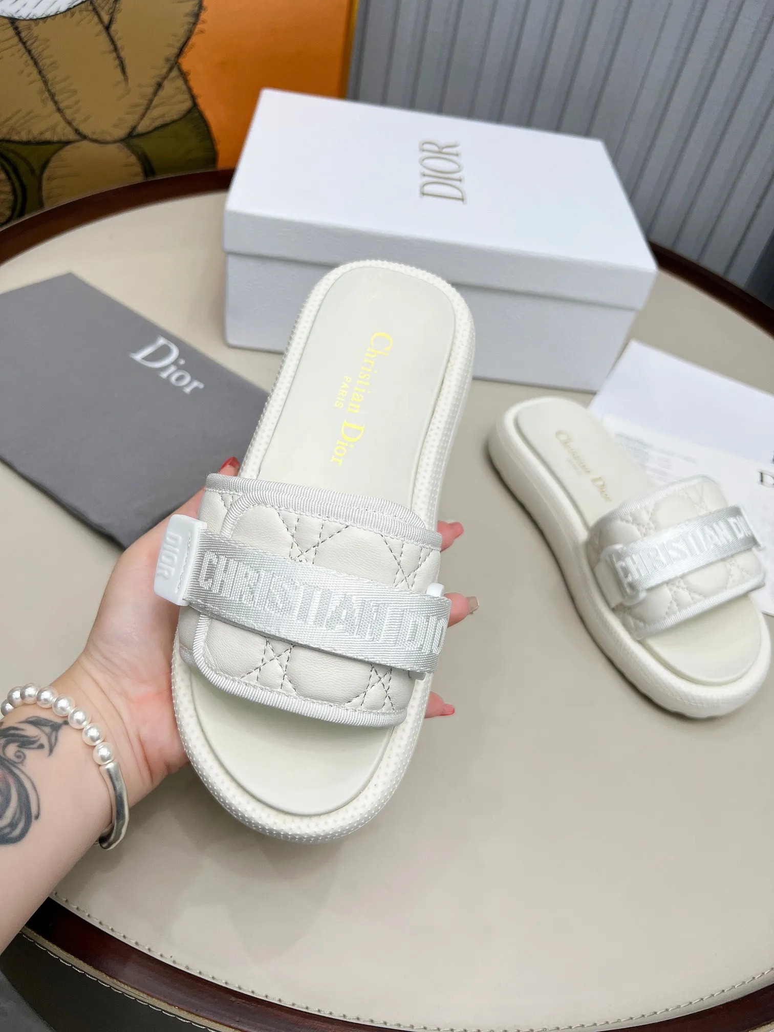 👟👟Ex-factory price 420👟👟 Dior Dior high version slippers, 👏👏2025 new classic model 🔥purchasing level qualityhot-selling thick-soled slippers in foreign counters💋———————————— Upper➕Inner: Original customized special electric embroidery material, Sole: Original mold 1.1 (lightweight) Bottom thickness: heel 5cm, forefoot 3cm, size 35-40 (with full set of packaging, cloth bag handbag, card instructions). You are welcome to place an order in advance, first come first served. Win-win cooperation.